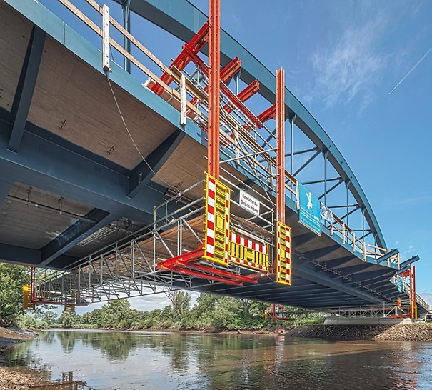 This manually movable scaffolding with its 20 m span is based on the LGS system and, among other things, serves as a working platform for implementing corrosion protection measures.