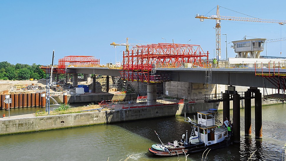 De uitbreiding van het sluizencomplex vereiste een nieuwe brug van 200 m lang. Voor het storten van de brugdekken in het lange, rechte gedeelte van de brug werden er VARIOKIT rijwagens voorzien.