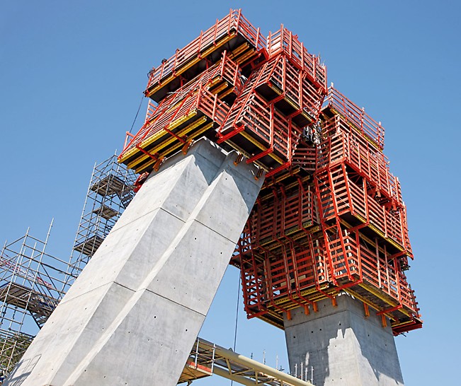 Most Térénez, Crozon, Francuska - fleksibilnost VARIO sistema dopušta gradilišnom osoblju preciznu prilagodbu zidne oplate kontinuirano promjenjivoj geometriji. 