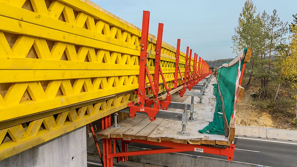 Bridge over the D6, Čelechovice, Czech Republic | VGK ensured safe working conditions and kept the traffic flowing during bridge refurbishment