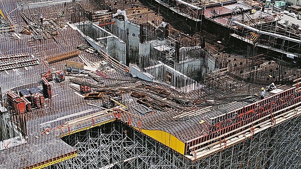 Federal Chancellery Berlin - Erecting the irregularly shaped tables at great heights required the highest level of accuracy during the preliminary work.