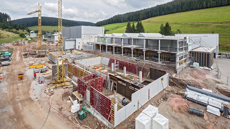 Baustelle der neuen Hallen für das Versand- und Servicecenter Ganter, die mithilfe der PERI Schulungslösungen erbaut werden.