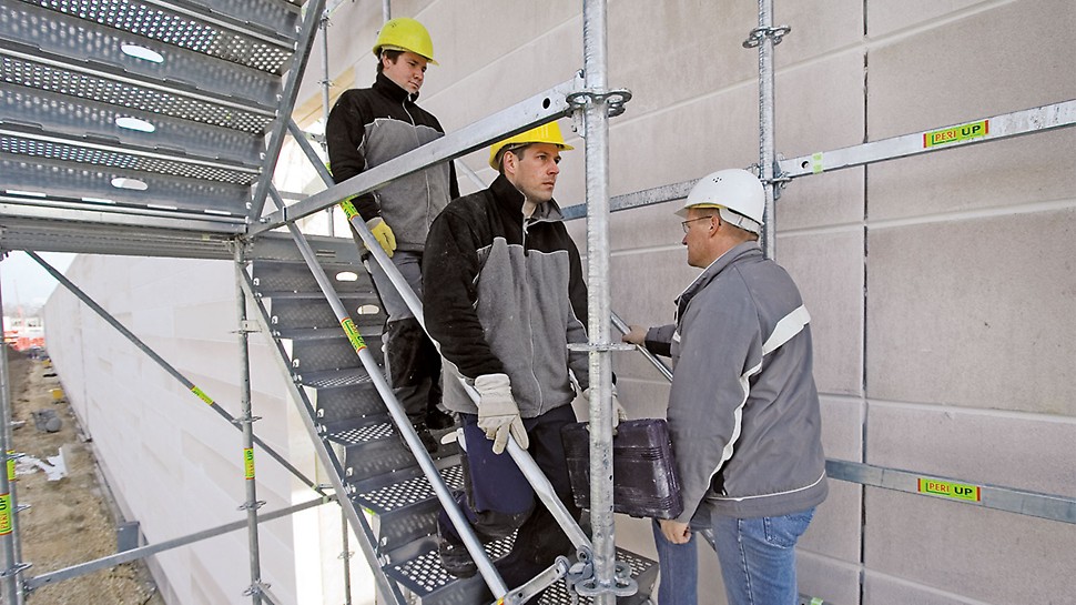 Die Treppe mit 100 cm Stufenbreite ist auch bei Gegenverkehr bequem begehbar und zudem zur Bergung von Verletzten mit Tragen geeignet.