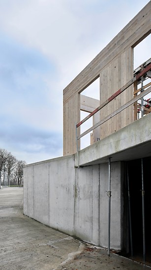 Het is een open woning die op enkele betonwanden en kolommen rust en voor de rest bestaat uit een vrijdragende betonplaat.
