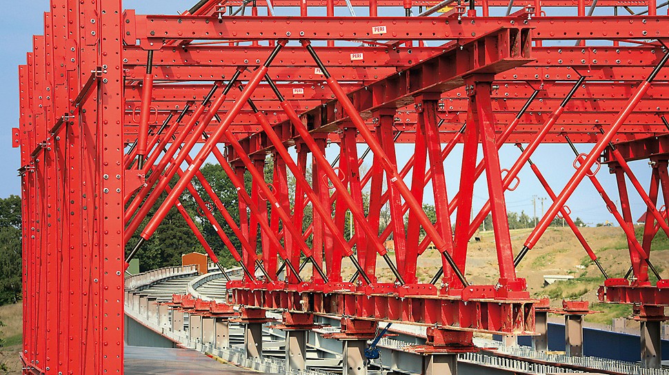 Tošanovice-Žukov Bridge, Ostrava, Czech Republic - The main beam frame, consisting of the HD 200 system in a longitudinal direction, ensured - through a 2.70 m framework unit height - a uniform load distribution in the bridge main beams.