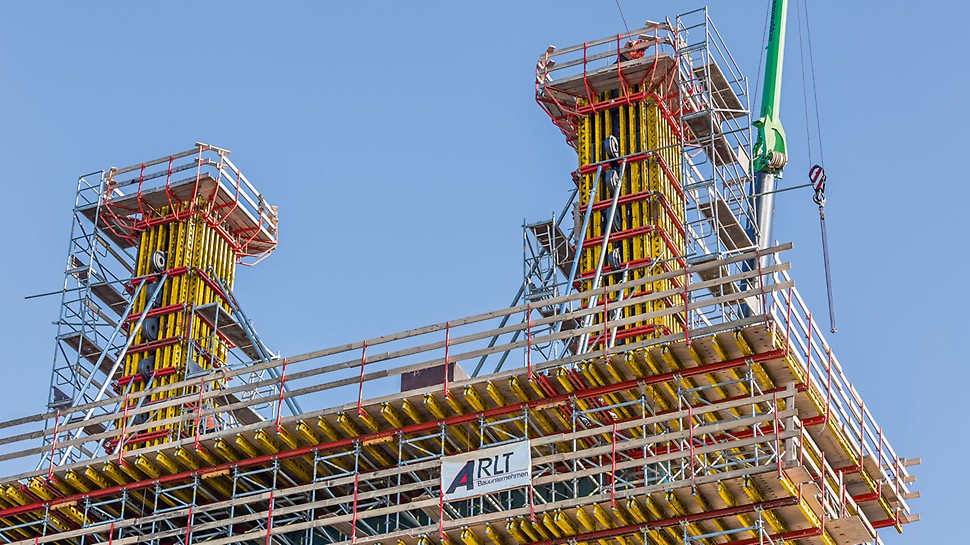 Na de vervaardiging van de verbindende dwarsbalk konden in de zesde en laatste bouwfase de beide 10 meter hoge pyloonpunten bekist worden.