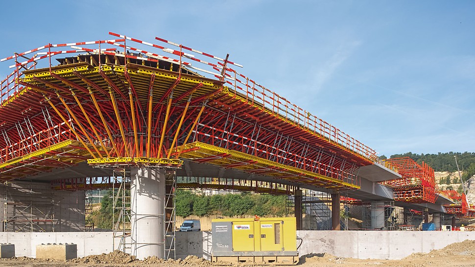 Schleusenbrücke Lanaye, Belgien - Im komplexen Bereich mit dem äußerst engen Außenradius werden die konzentrierten Lasten der radial angeordneten Kragarmkonsolen mittels Druckabstützung in den vorhandenen Brückenpfeiler eingeleitet.