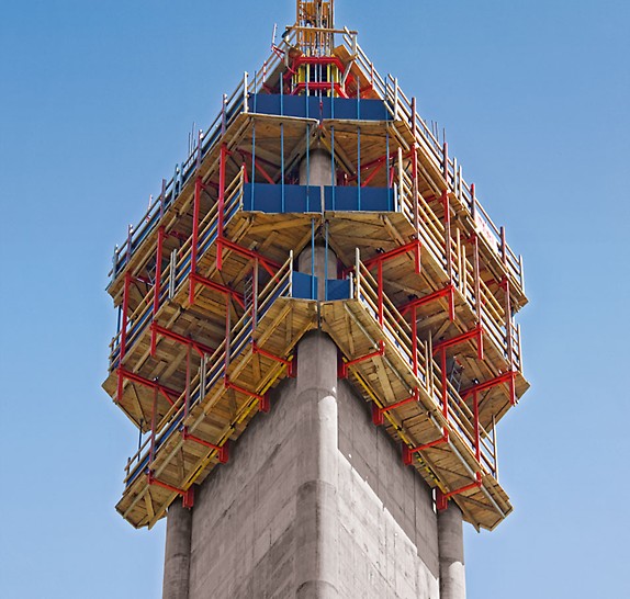 Televizní věž Avala: Pro budování dříku s konstantním průřezem bylo vybráno nejvýhodnější řešení, mobilní šplhavé zařízení RCS.