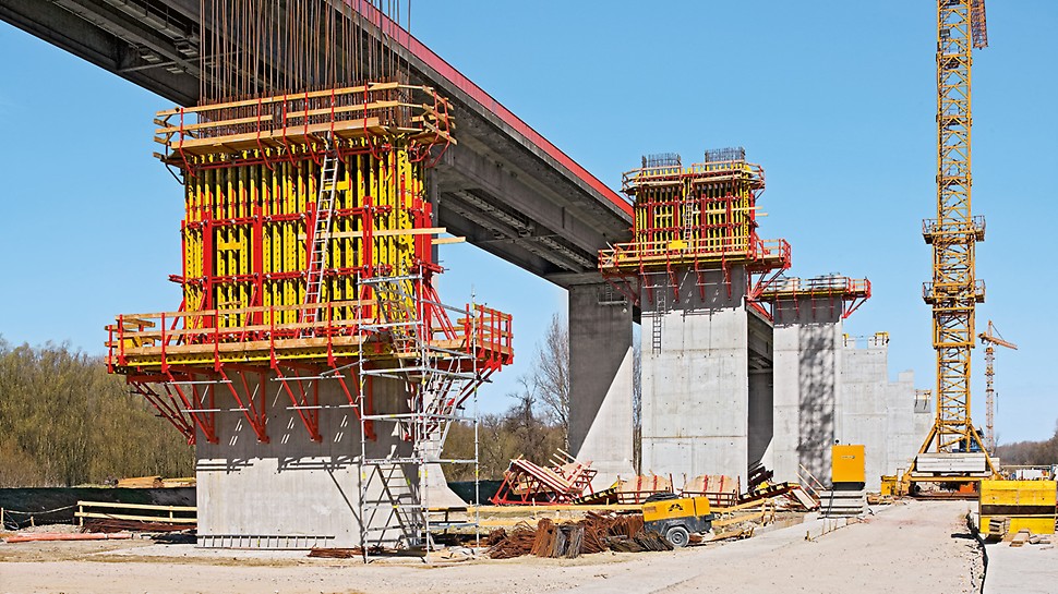 Além de paredes na construção de edifícios, as peças da cofragem VARIO GT 24 têm igualmente aplicação em obras de engenharia civil, como por exemplo a construção de pilares de pontes