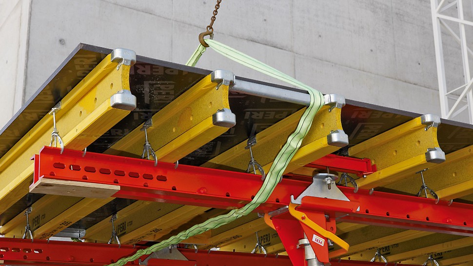The corner protector avoids damage to the formlining when moving the tables with standard lifting gear at the jobsite. The steel cap and the rounded web make the PERI VT 20K girder extremely robust and long-lasting.
