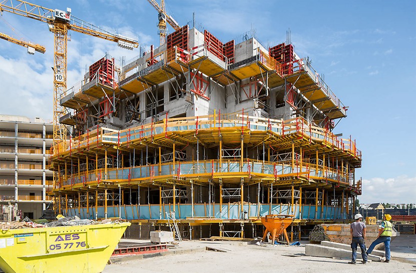 The walls are formed in advance using TRIO 330 which is climbed with the help of FB 180 Folding Platforms; wall and slab formwork operations as well as the complex construction of the circumferential cantilevered balconies are carried out separately.
