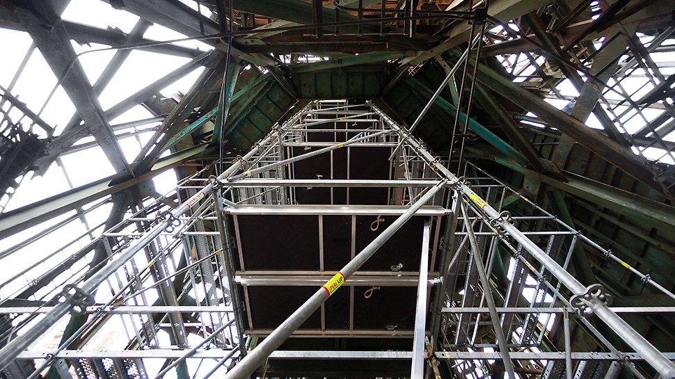 Для проведения демонтажа внутри шпиля собрана и установлена башня из строительных лесов PERI