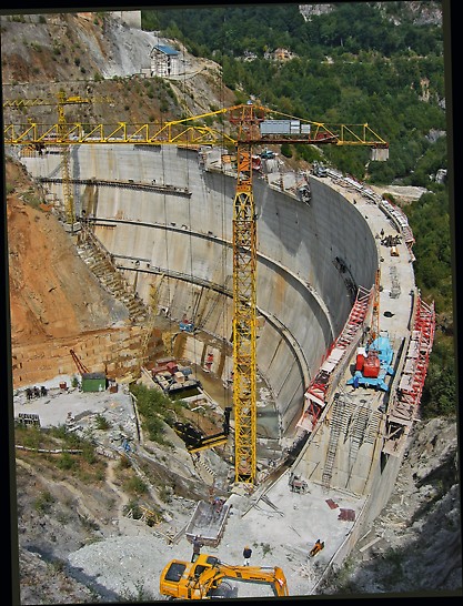 Baraj din beton în triplu arc pe râul Alb având o înălțime de 75 m.