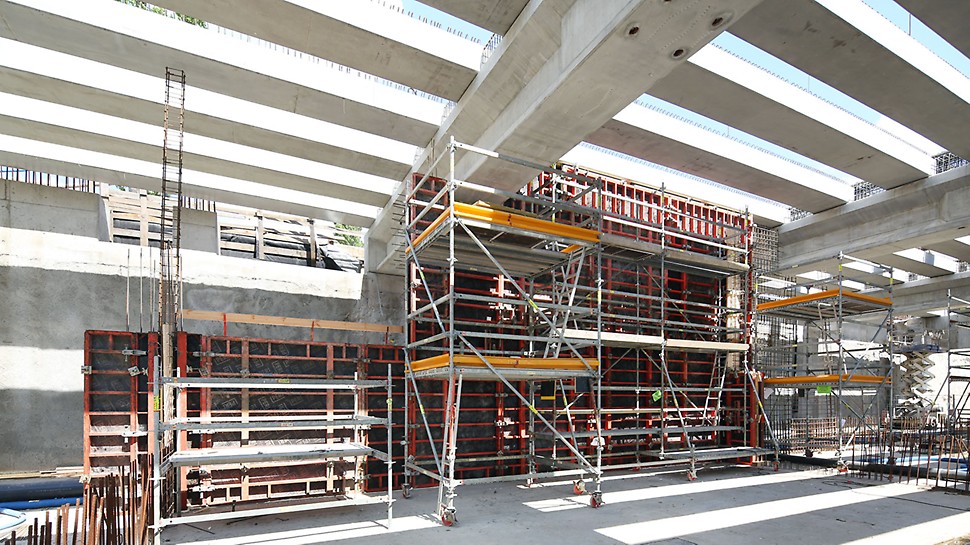 Rusztowania zbrojarskie i platformy betoniarskie PERI UP Rosett wyposażone zostały w kółka umożliwiające łatwe przestawianie bez konieczności używania żurawia.
