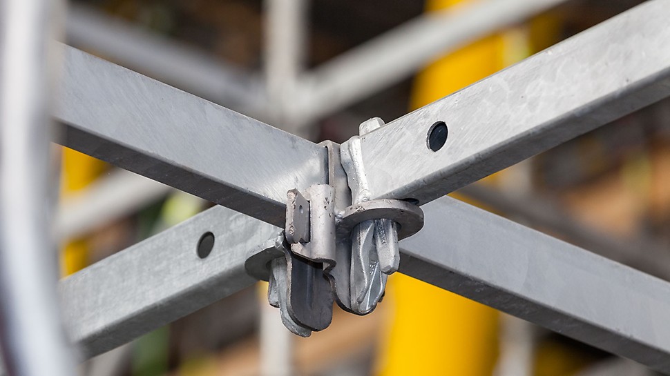 Standard-to-standard connections as well as leg-to-standard connections of the PERI Up system allow flexibility.
