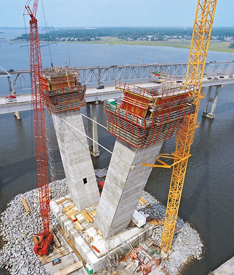 ACS V can be adjusted to accommodate forward and reversed-inclined piers and pylons. Regardless of the angle of inclination, the working platforms are always in a horizontal position.
