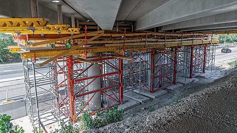Stavba mostu přes dálnici D10, Zápy