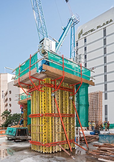 JKG Tower, Jalan Raja Laut, Kuala Lumpur - Columns with diameters of up to 1.50 m x 2.00 m are formed using the VARIO GT 24 column formwork. The high fresh concrete pressures can also be safely transferred with this variable system.