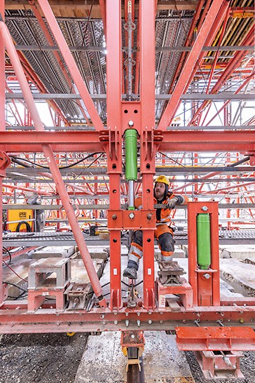 With an integrated hydraulics system, the entire PERI formwork carriage could be lowered by 2.20 m for striking and repositioning.
