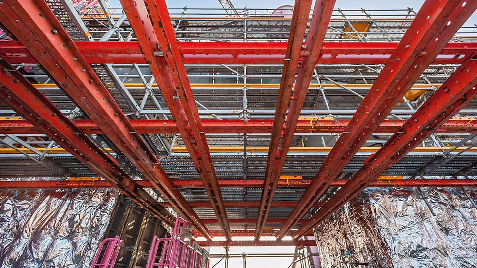 Konstruktion des VARIOKIT Fachwerks für die Isolierungsarbeiten an der Gießhallen-Entstaubungsanlage vom Hochofen 9 des ThyssenKrupp Steel Europe, um sicheren Zugang zu Anlagenteilen zu schaffen.