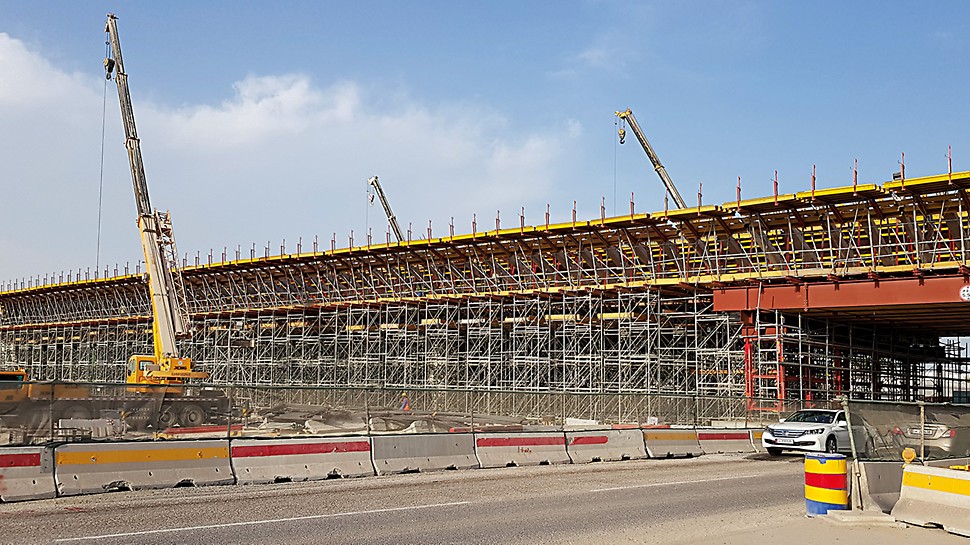The PERI system solution was tailored to account for the specific circumstances on site as one of the great challenges of the project was to carry out the construction work without causing major disruption to traffic.  