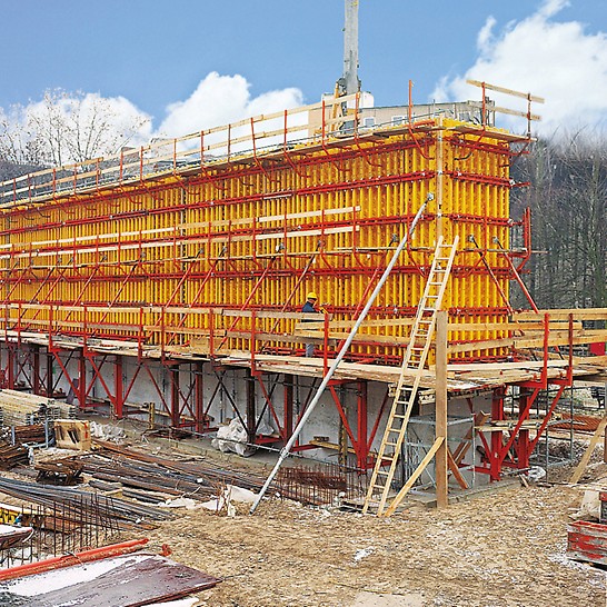 St. Canisius Church, Berlin, Germany - As far as concreting height, concrete surface quality and tie pattern were concerned, the flexible VARIO GT 24 wall formwork system fulfilled all the requirements.