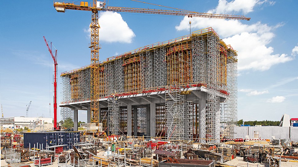 Elektrownia Bełchatów: przykład deskowania trudnych konstrukcji inżynierskich w energetyce.