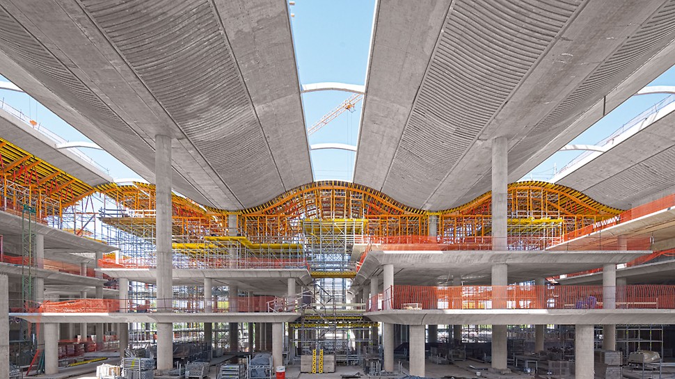 Banco de la Ciudad de Buenos Aires - For forming the undulating roof construction, movable slab tables on PERI UP intermediate platforms are being used.