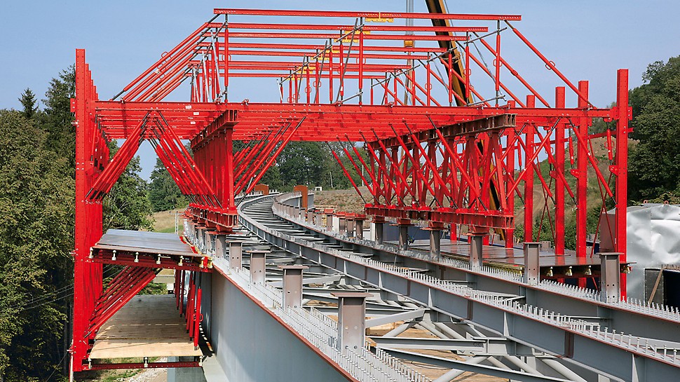 Tošanovice-Žukov Bridge, Ostrava, Czech Republic - With three spindles, all inclinations and heights for the cantilever formwork could easily be adjusted.