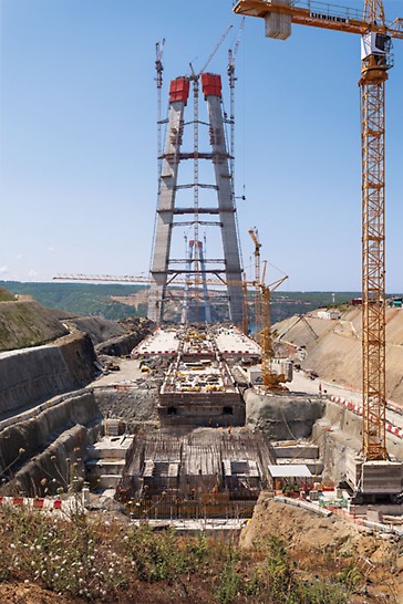 Dritte Bosporus-Brücke, Istanbul, Türkei - Die PERI ACS Kletterschalung passt sich den sich verjüngenden Pfeilergrundrissen von Takt zu Takt an.