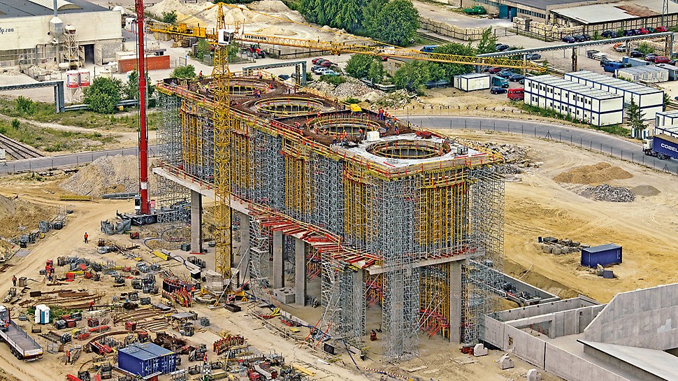 Centrala electrică Belchatow, Polonia - Patru inele din beton armat, fiecare cu rază interioară de 6 m, servesc la susținerea rezervoarelor de oțel de 55 m înălțime.