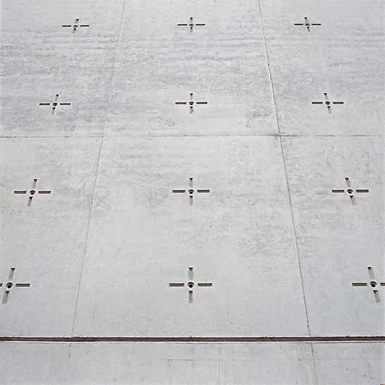 Kostel svatého Canisia: Matrice přibité na překližku vytvořily v betonu naprosto bezchybný otisk.