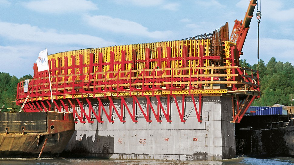 Rakennusten lisäksi VARIO GT 24 -järjestelmää käytetään myös infrarakentamisessa, kuten tässä sillan pilarin muottina.

