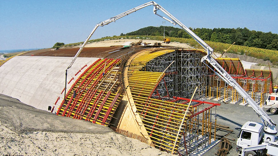 Wildwechselbrücke Zehun, Tschechien - Die 10 m langen Betonierabschnitte wurden im Pilgerschrittverfahren (Betonieren auf Lücke) hergestellt.