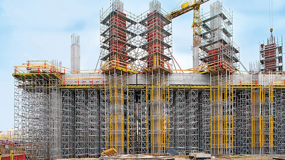 Power plant Belchatow, Poland - The 1.40 x 1.40 m column cross-sections were formed with TRIO. For the reinforcement work and forming operations, PERI UP reinforcement scaffold – supported on MULTIPROP towers – provide maximum safety.