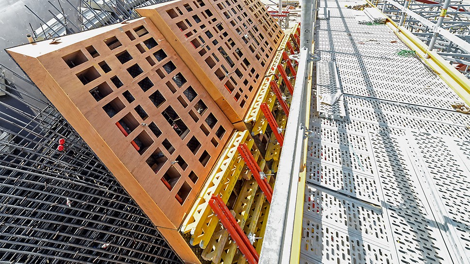 The project-specific planned and pre-assembled formwork elements have been designed with special recesses in order to optimize the weight of the segments and reduce material usage.