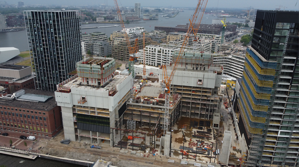 Dronefoto van de bouwplaats van de Y-Towers in Amsterdam.