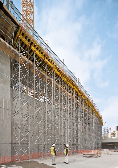 Midfield Terminal Building, Abu Dhabi - PD 8 ist das bewährte Traggerüst für Deckentische und hohe Lasten. Mit nur zwei verschiedenen Rahmenhöhen lässt sich annähernd jede erforderliche Höhe erzielen.