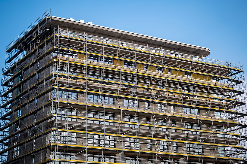 Szintenként változó kinyúlású konzolos erkélylemezek adják az épület egyediségét. (Fotó: Dernovics Tamás/magyarepitok.hu)