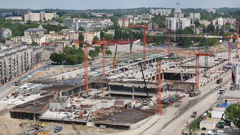 Widok na plac budowy nowego dworca Łódź Fabryczna.
