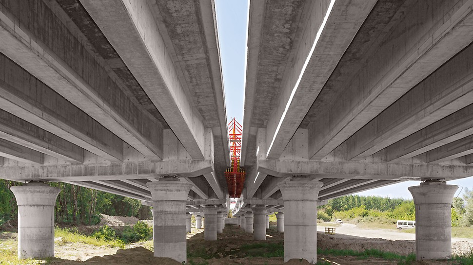 Most preko reke Drave, Osijek, Hrvatska - prefabrikovane grede prilazne konstrukcije nose kružni stubovi debljine 180 cm.