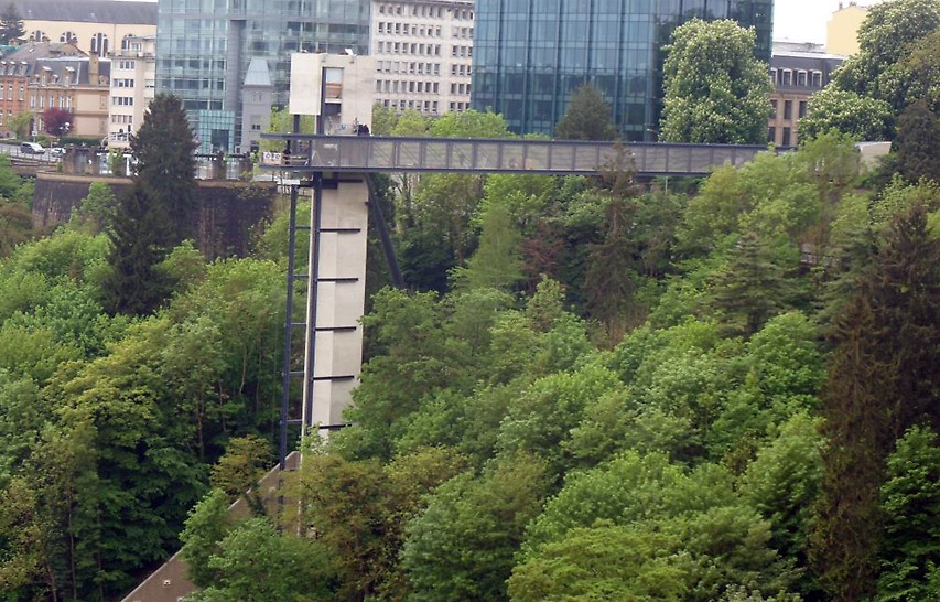Un pont piétonnier en acier de plus de 60 mètres de long a été construite pour relier la Cöte d'Eich à l'ascenseur panoramique en béton 