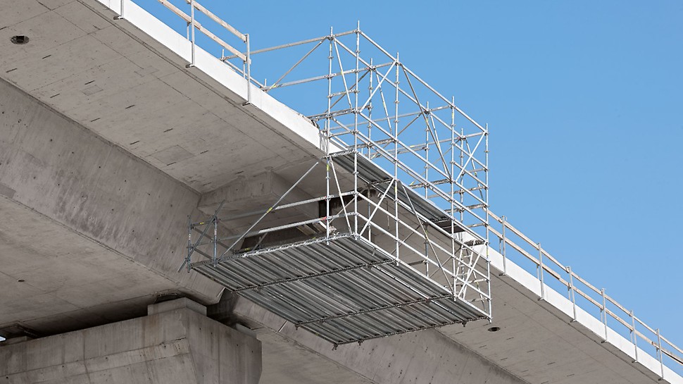 PERI UP viseća skela omogućila je bezbedan pristup mestima dilatacije na stubovima.