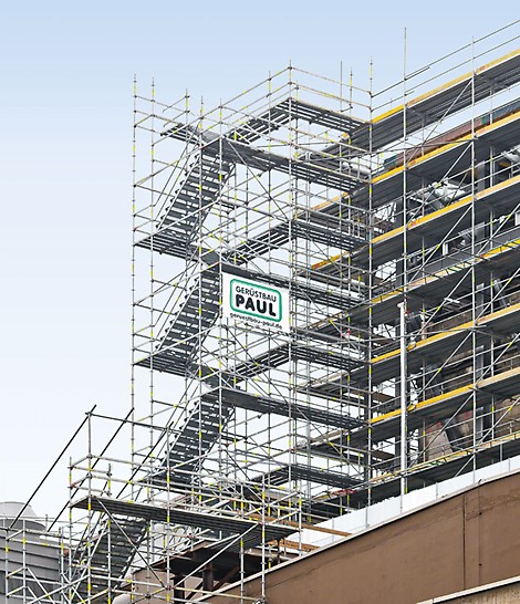 Die Treppe im Baustelleneinsatz in Kombination mit einem PERI Fassadengerüst