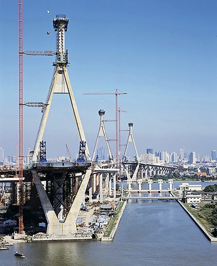 Mega Bridge, Industrial Ring Road, Bangkok, Thailand - Die Pylone gliedern sich in 3 Abschnitte mit komplizierten Übergängen. Die stufenlos verstellbaren Konsolen des ACS V Klettersystems stellen zu jeder Zeit waagrechte Bühnen für sicheres und ergonomisches Arbeiten zur Verfügung.