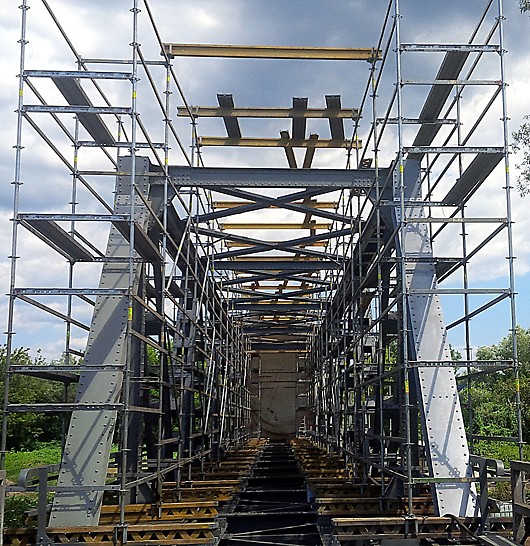 Pod km 3 + 724, CF 216, Ilia - Lugoj, la Dobra: Soluția PERI - Schelă PERI UP Rosett pentru asigurarea accesului materialelor, echipamentelor și personalului responsabil cu operațiunile de vopsire a structurii metalice a podului CF. 