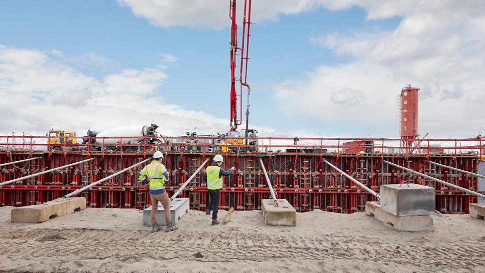 Le coffrage cadre TRIO de PERI a été utilisé pour la construction d’un mur de quai sur le Canal Baudouin à Zeebrugge.