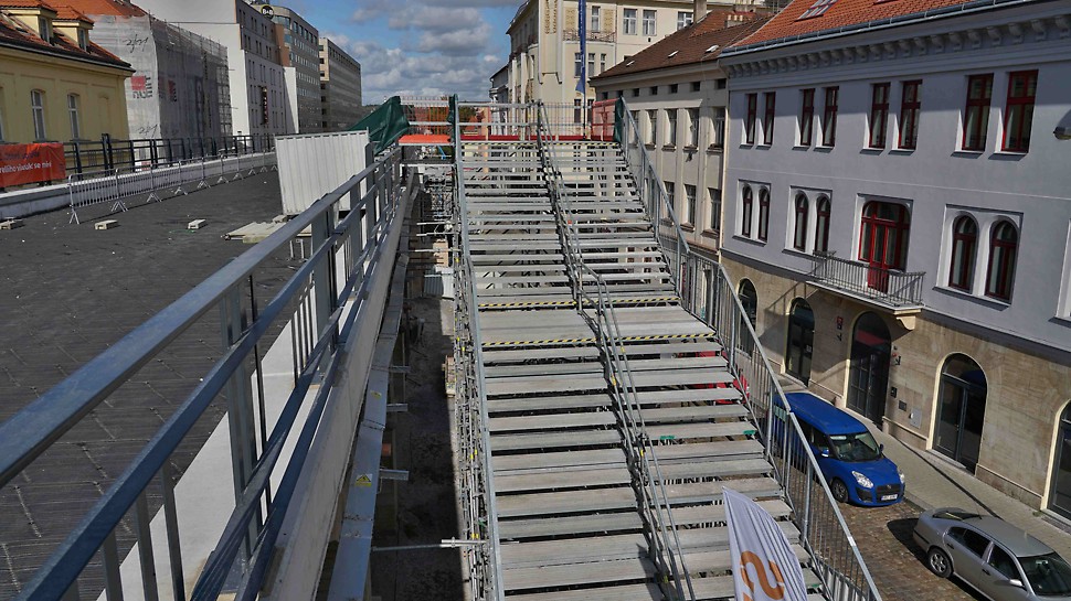 Schodiště PERI UP Public s šířkou 4 m sloužilo v Den otevřené stavby veřejnosti pro výstup na most. 