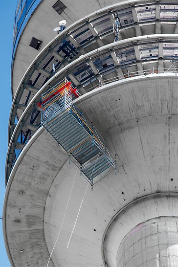 Mietbare Systembauteile des VARIOKIT Ingenieurbaukastens ermöglichen die Montage des vorab zu installierenden Schutznetzes und dient zum Abhängen des Hängegerüstes an der Kanzelunterseite in 152 m Höhe.