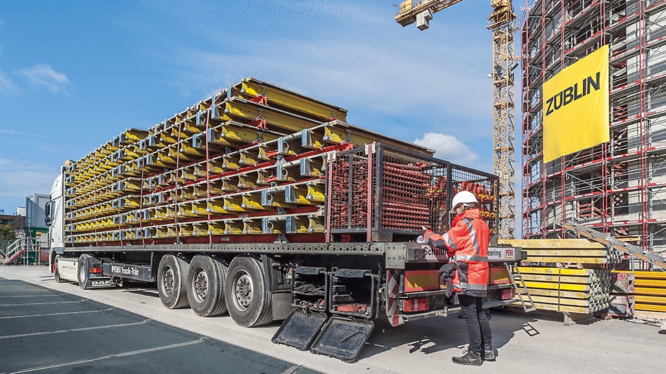 Lastwagen mit Materiallieferung steht vor der Baustelle des Bürogebäudes New Office Airport in Stuttgart.